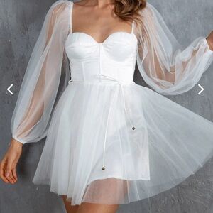 Selfie Leslie fairytale white dress